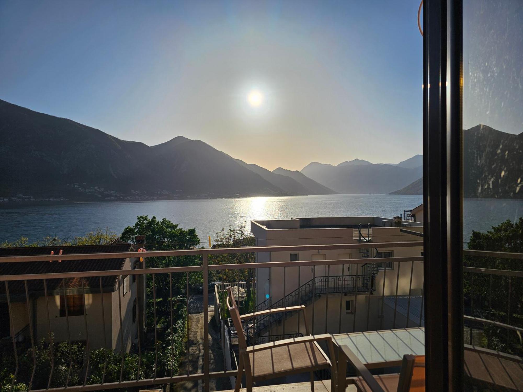 Апартаменти Modern Seaside Escape - Stunning Sea View - Private & Stylish *